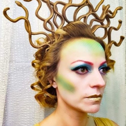 mpainei alla den einai proteraiotita